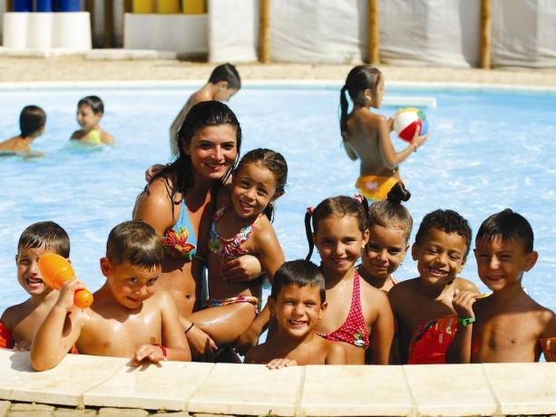 Piscina ed animazione per bambini  SERENUSA VILLAGE 