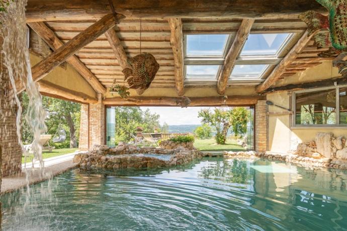 Piscina Coperta riscaldata in Villa in Umbria