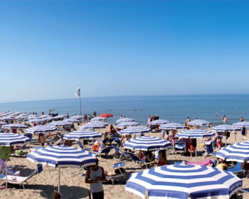 Spiaggia attrezzata con ombrelloni e sedie Paestum