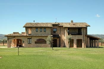 vista casale con giardino curato 