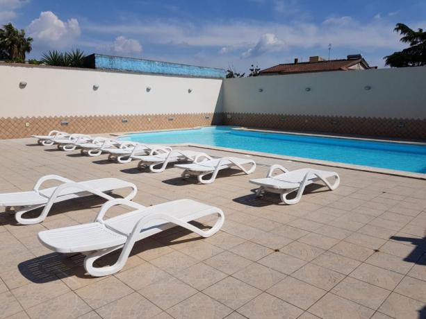 Piscina esterna adiacente al Centro di Capua 