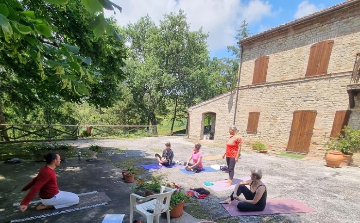 Yoga in Giardino in Casale in Affitto  