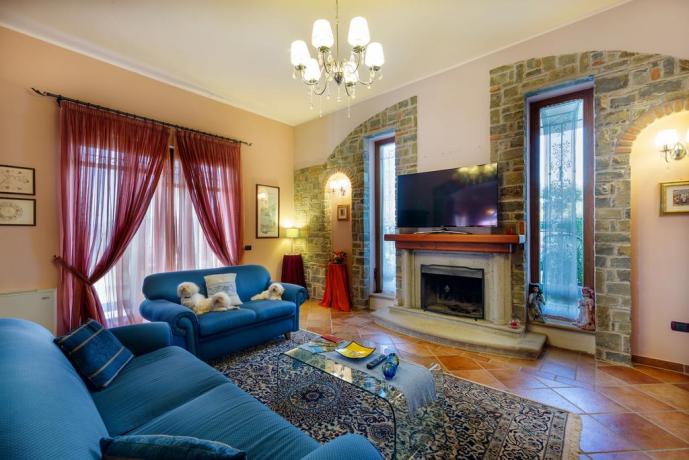 Appartamento-vacanza con salone con divani e camino Laureana-Cilento