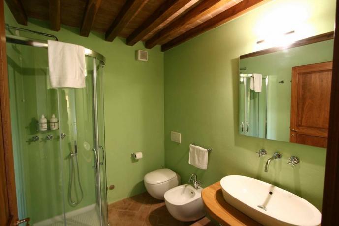 bagno privato con doccia con cromoterapia a certaldo 