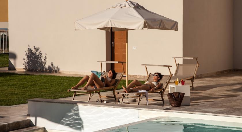 Solarium con ombrelloni sdraio per vacanza relax 