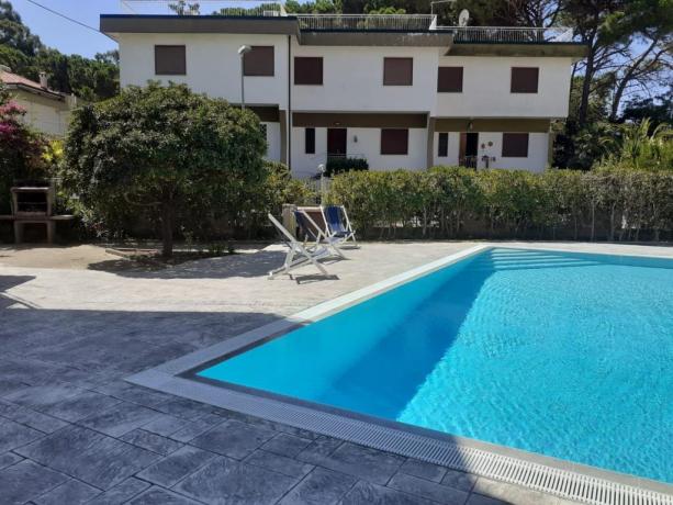Piscina e solarium villa-vacanze fronte mare Paestum