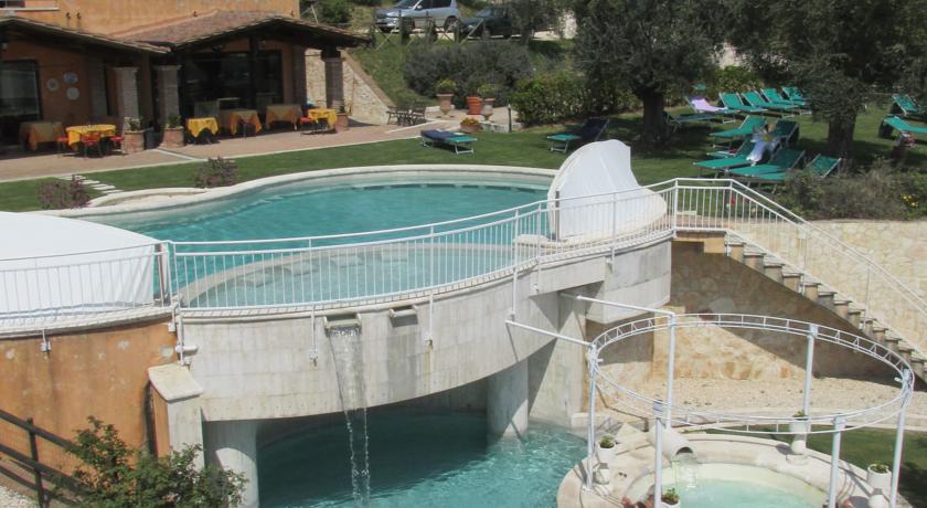 Piscina Termale con Cascata e idromassaggio 