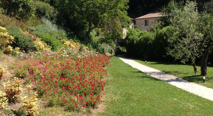 Giardino fiorito dell'agriturismo