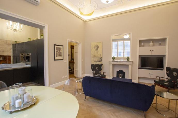Salone con divano in velluto appartamento Firenze 