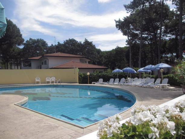 Piscina esterna albergo a Lido del Sole  