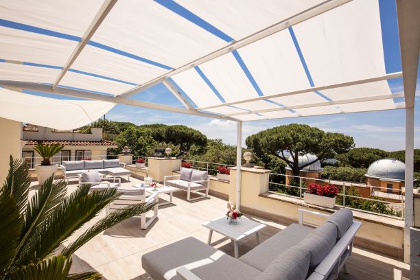 Solarium Piscina interna dell'albergo a Castel Gandolfo 