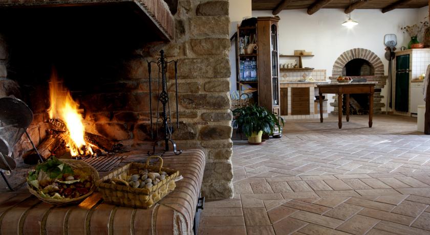 Sala comune con camino