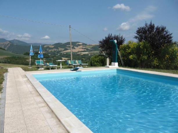 Piscina agriturismo appartamenti per famiglie Acqualagna 