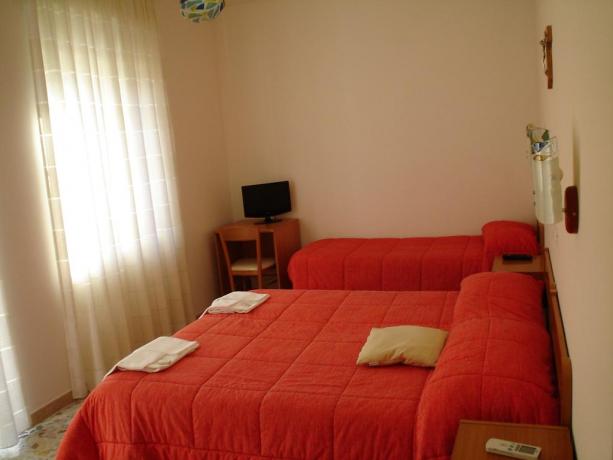 Camera tripla con tv in B&B vicino Foggia