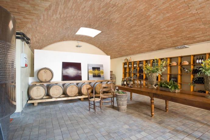 Cantina per invecchiamento dei vini in toscana