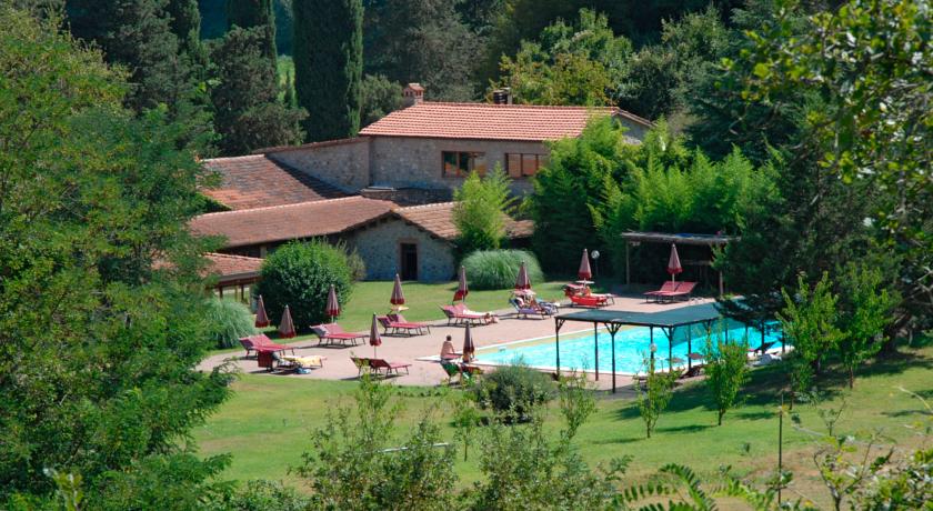 Piscina esterna immersa nel verde 