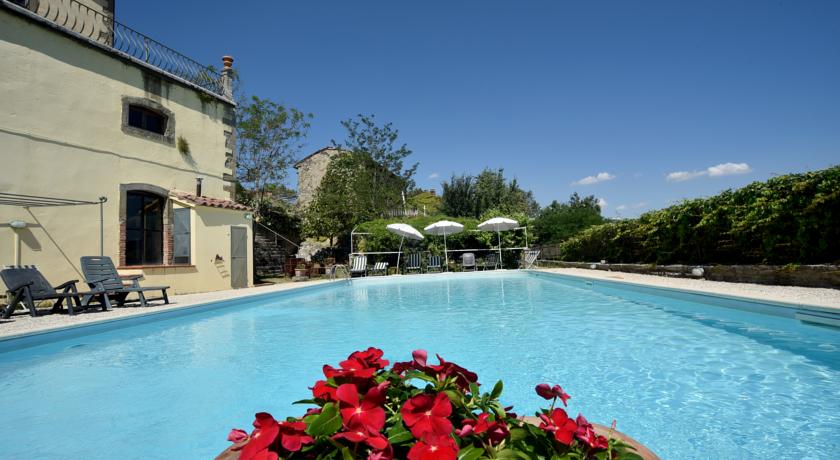 Piscina attrezzata con ombrelloni e sdraio