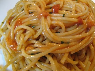 Sardinian cuisine: spaghetti with sea urchins