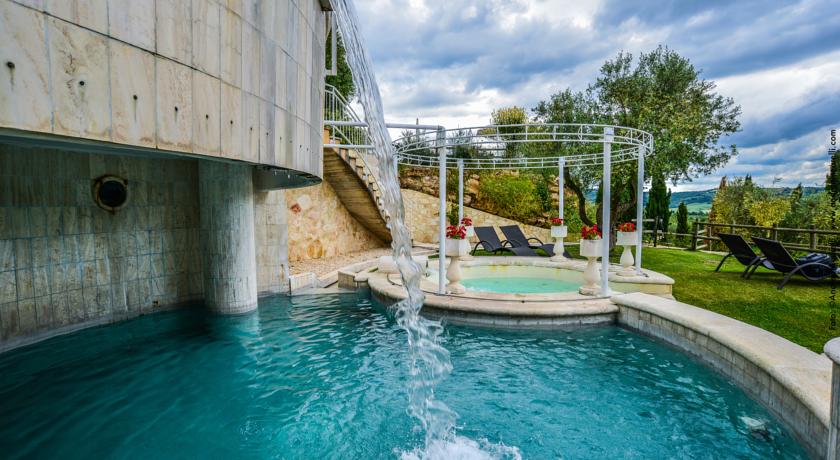 Cascatelle della piscina solfurea a Saturnia 