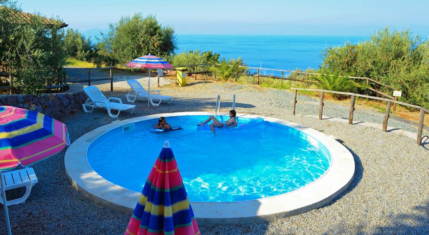 Piscina esterna a disposizione degli ospiti