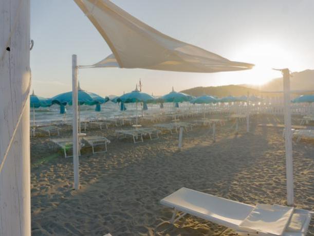 Servizio Spiaggia con Ombrelloni e Lettini 