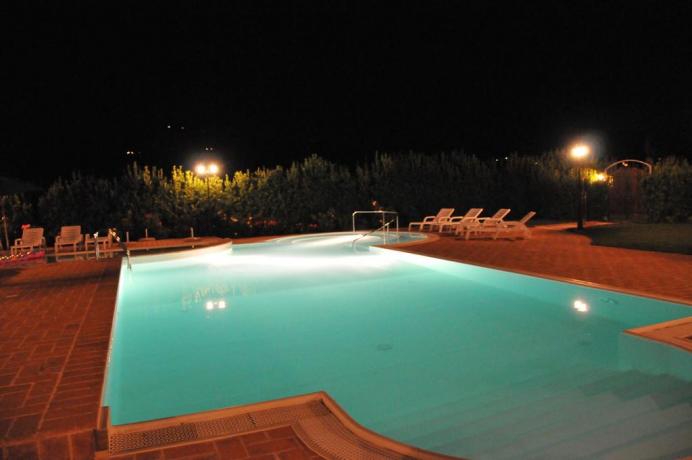 Piscina attrezzata in agriturismo anche per Eventi	 