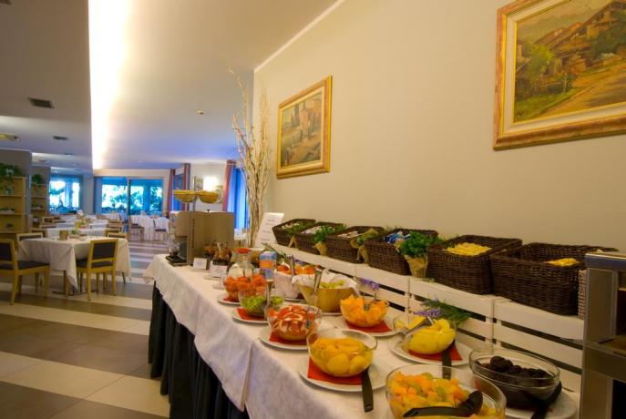 Hotel con ristorante interno fronte Lago di Garda 