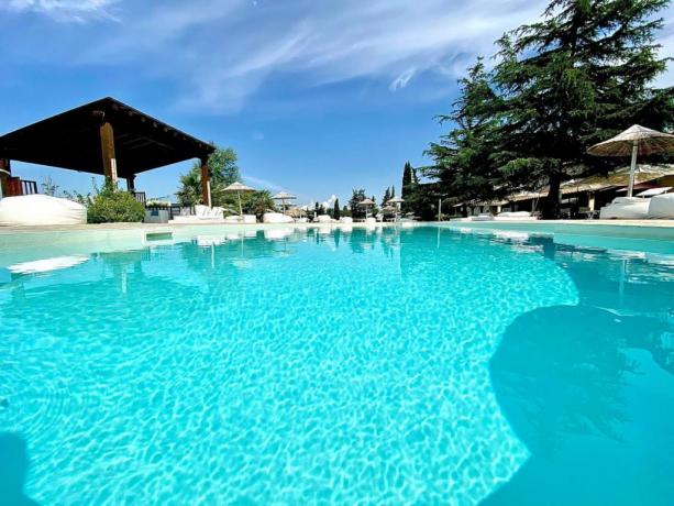 Piscina in Resort a Follonica con solarium 