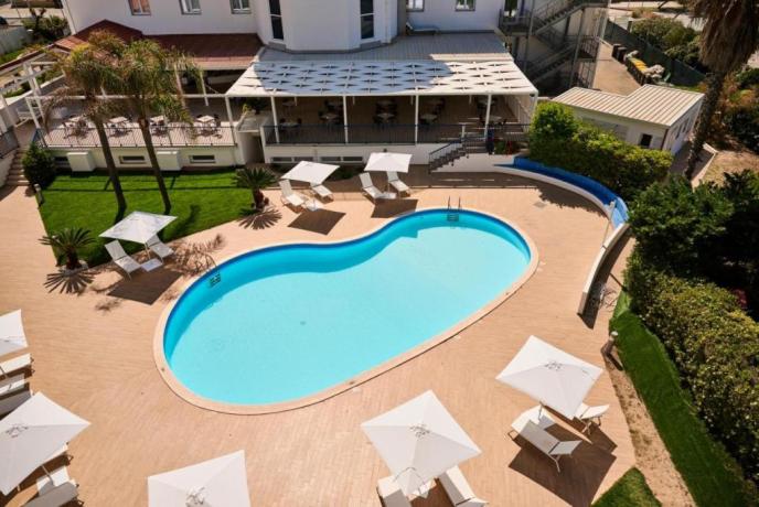 Piscina hotel 4 stelle in Puglia
