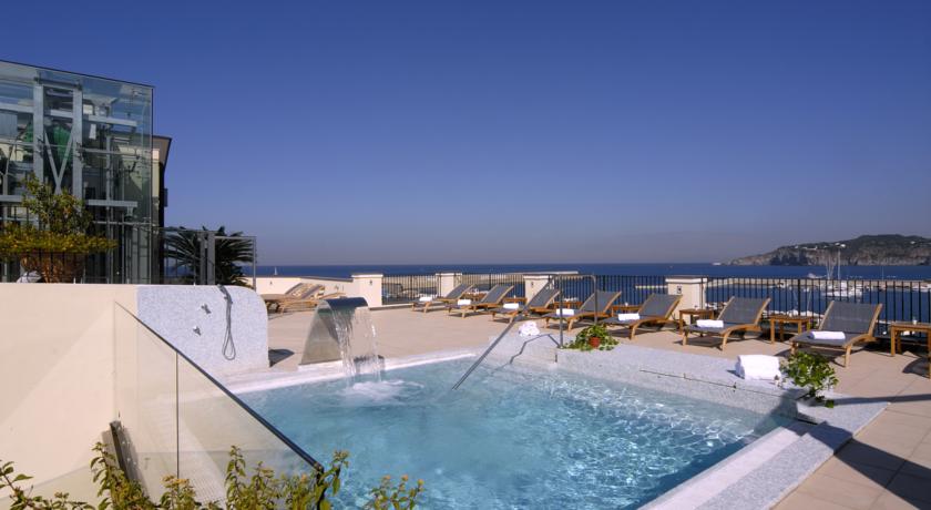 Piscina con Solarium attrezzato 