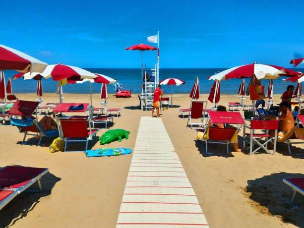 Hotel 3 stelle a Rodi Garganico fronte mare con Spiaggia privata, Piscina, Ristorante e Animazione