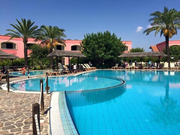 Resort Porto Cesareo piscina scoperta attrezzata