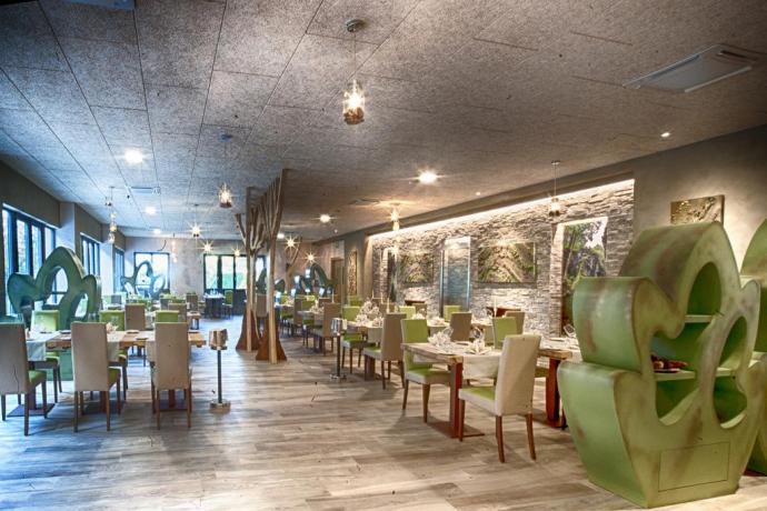 Enorme sala ristorante con cucina piatti tipici