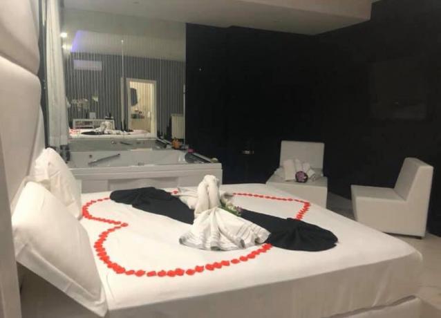 Suite con jacuzzi con dedica d'amore hotel4stelle Casapulla-Caserta 