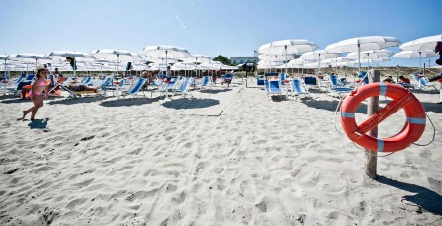 Spiaggia di sabbia di fronte al resort