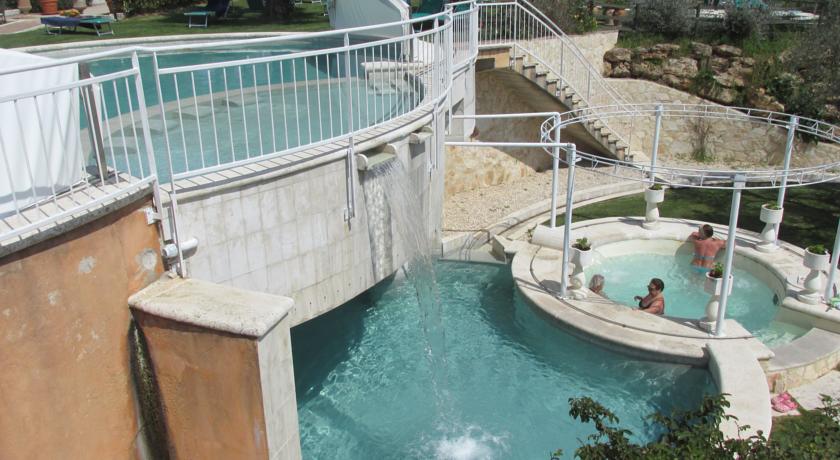 Piscina a Saturnia con Cascate ed idromassaggio 