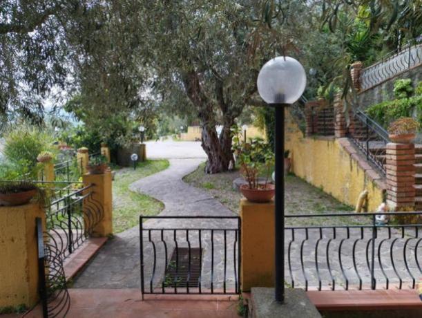 Cortile privato dell'appartamento con giardino  