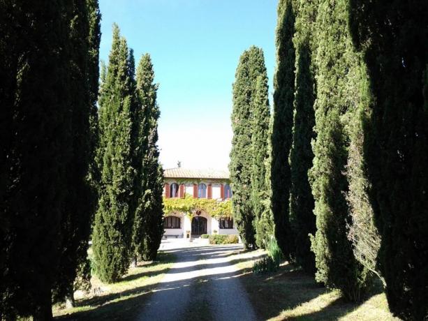 L'entrata di Villa Albertina a Montespertoli 