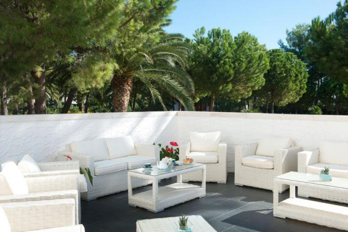 Area esterna con divanetti albergo in Puglia