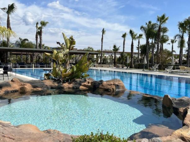 Grande Piscina per adulti e bambini con idromassaggio 