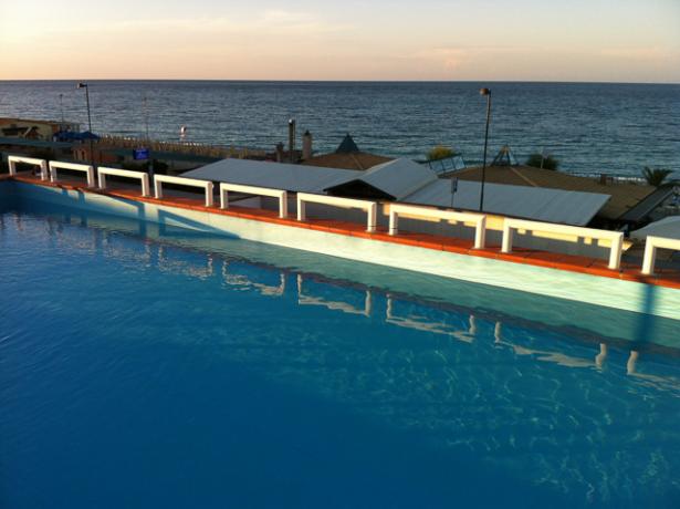 Aperitivo in Piscina fronte Mare a Numana