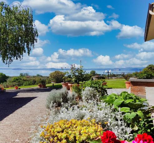 Camere-Appartamenti Vacanza a Bolsena: Giardino vista lago 