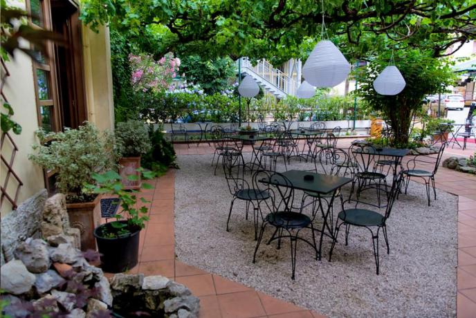 Hotel con giardino con tavoli a Fiuggi 