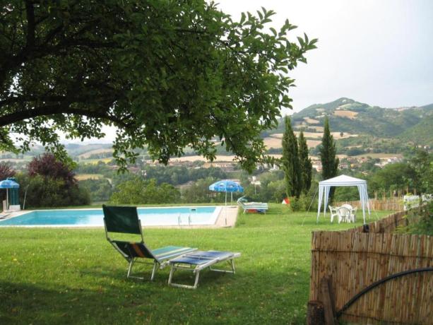 Agriturismo con piscina soggiorni in famiglia Marche