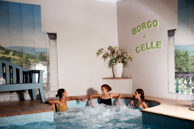 Relax in Piscina Coperta Riscaldata Relais Umbria