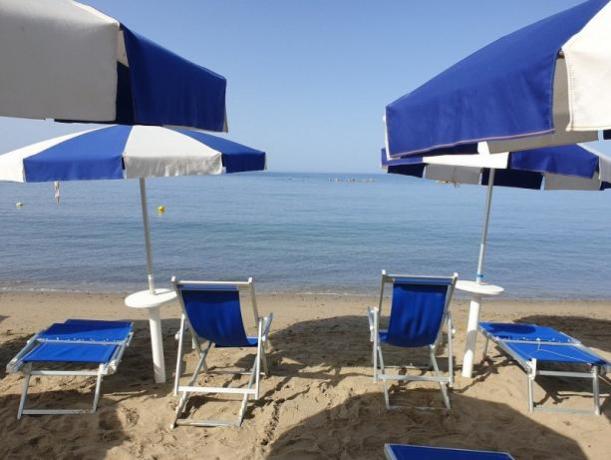 Servizio spiaggia con 1 ombrellone,2 sdraio