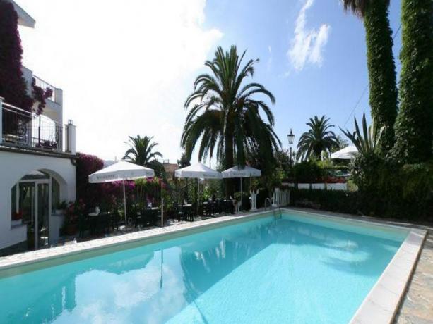 Piscina con lettini e ombrelloni a San Bartolomeo-Mare