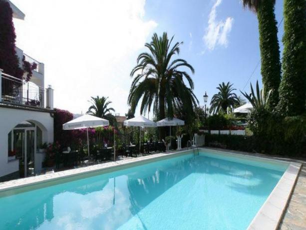 Piscina con lettini e ombrelloni a San Bartolomeo-Mare 