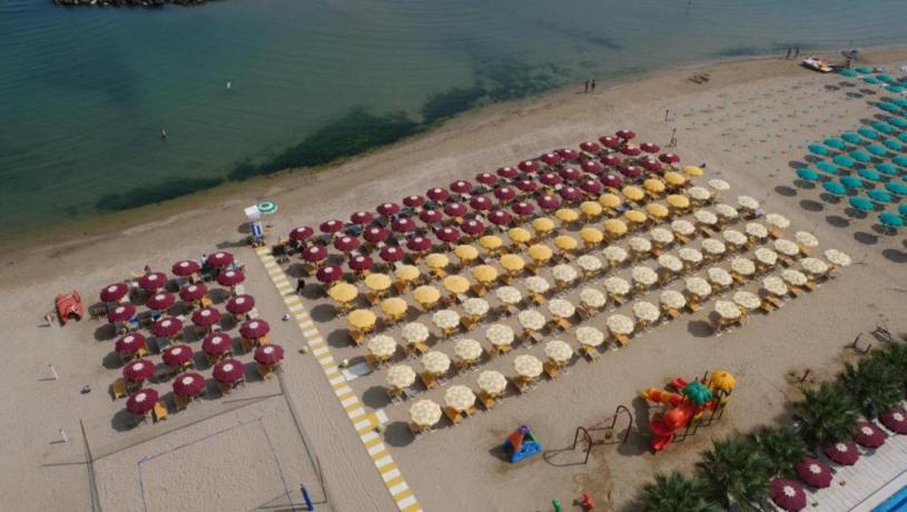Spiaggia attrezzata di fronte all'hotel