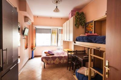 camera con letto matrimoniale, a castello a Roma